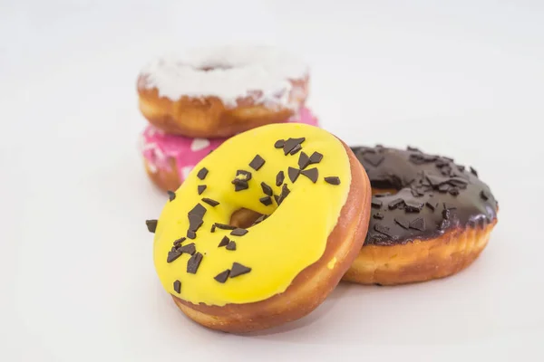 Vier Traditionelle Amerikanische Donuts Mit Schokolade Rosa Gelben Weißen Glasuren — Stockfoto
