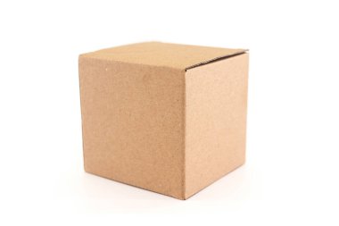 Kırpma yolu ile beyaz arka planda izole kahverengi karton kutu. Gıda, kozmetik veya tıbbi ambalaj için elverişli.