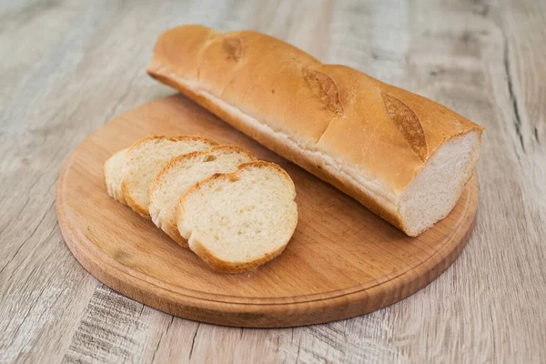 Hackad Fullkornsbaguette Ligger Träskiva Läcker Skivad Fransk Baguette Ett Träbord — Stockfoto