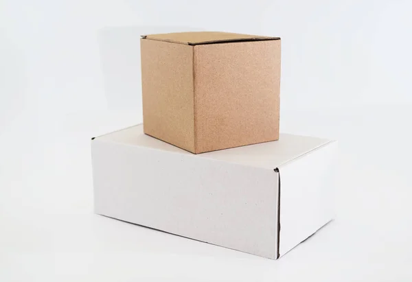 Białe Brązowe Pudełko Izolowane Białym Tle Dwa Różne Pudełka Białym — Zdjęcie stockowe