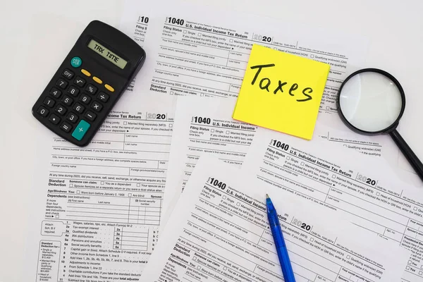税收概念 1040份税单 桌上有计算器和钢笔 筹资时间 — 图库照片