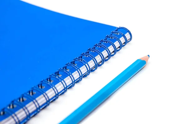 青いノートパッドと白い背景に隔離された青い鉛筆 — ストック写真