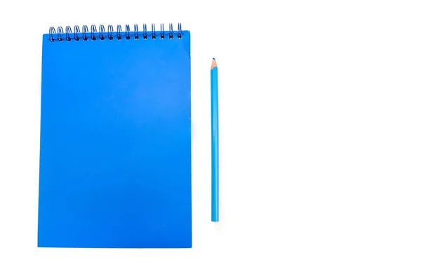 파란색 메모지와 연필이 배경에 분리되어 있습니다 문자가 — 스톡 사진