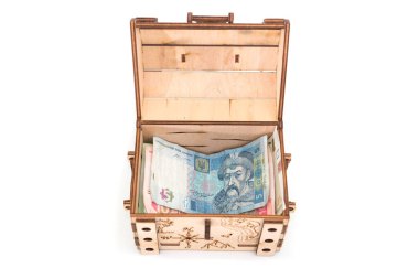 Beyaz arka planda izole edilmiş tahta bir sandıkta Ukrayna Hrivnia 'sı. Tasarruf kavramı.