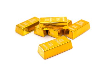 Beyaz arkaplanda izole edilmiş altın çubuklar.