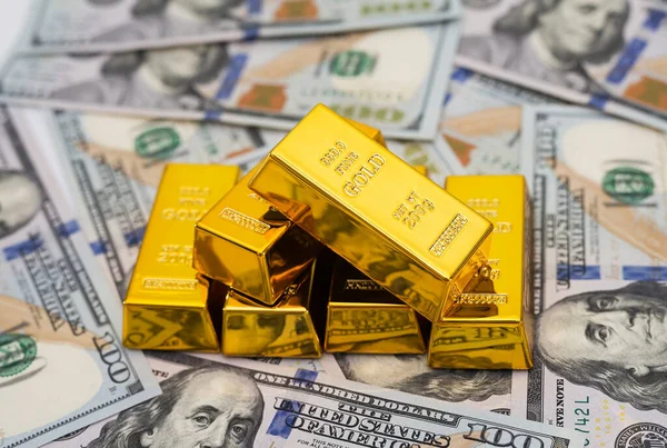 100 yeni Amerikan doları banknotunda altın külçeler. iş ve finans kavramı