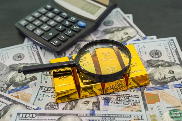 Золотые Слитки Банкноте Доллара Сша Увеличителем Калькулятором — стоковое фото