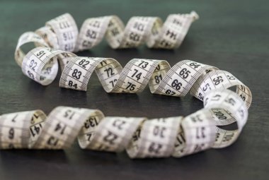 bükülmüş şerit siyah üzerine