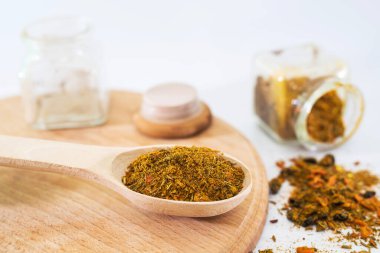 Beyaz arka planda doğulu baharatlar. Pilav için baharatlar.