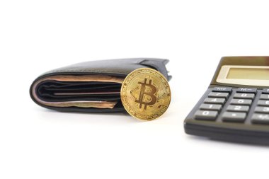 Altın bitcoin, deri cüzdan ve beyaz arka planda hesap makinesi. Kripto para birimlerinden kazanç.