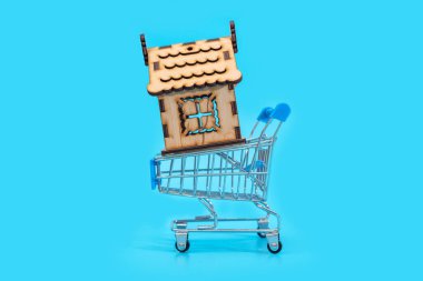 Bir ev ve mülk almak, ev satmak, emlak işi konsepti, mavi arka planda yeni bir ev..