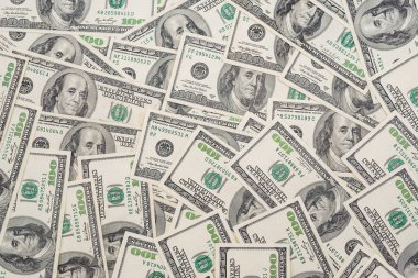 Arka plan olarak yığınla eski tasarım dolar banknotları. Yukarıdan bakış açısı.