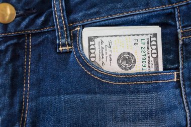 Kot pantolonun cebinde dolar. Yakın plan..