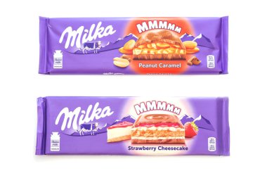 Kiev, Ukrayna - 17 Şubat 2021: Beyaz arka planda izole edilmiş iki Milka çikolatası.