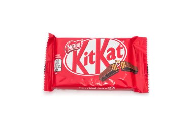 Kiev, Ukrayna - 17 Şubat 2021: Kit-kat çikolatası beyaz arka planda izole.