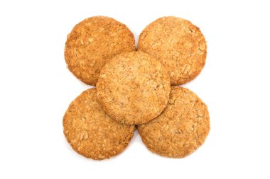 Mısır gevreği kurabiyeleri beyaz arka planda izole edilmiş. Yukarıdan görüntüle.