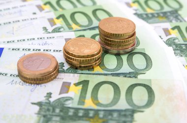 100 Euro 'luk banknotlar ve sikkeler. Mali konsept.