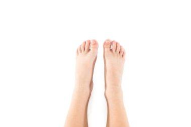 Beyaz arka planda izole edilmiş bacaklar. Bebek ayağı. Yukarıdan bak. Boşluğu kopyala.