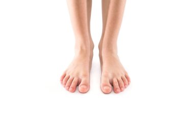 Beyaz arka planda izole edilmiş bacaklar. Bebek ayağı. Ön görünüm.