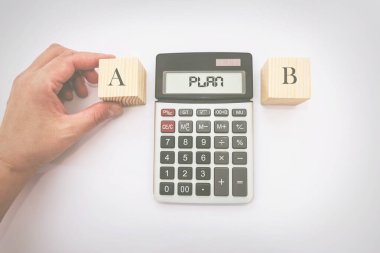 El, A planını seçer. Ekonomik seçim konsepti. Filtreli fotoğraf.