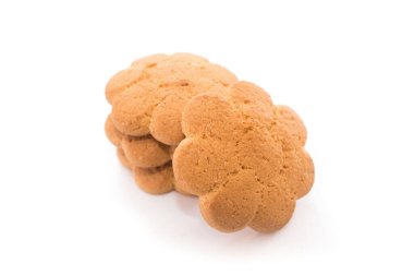 Beyaz arka planda izole edilmiş lezzetli kurabiyeler.