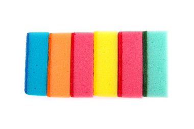 Beyaz arka planda renkli süngerler. Daireyi temizlemek için.