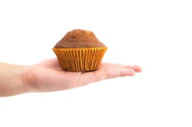 Kadın avucundaki kek beyaz arka planda izole edilir..