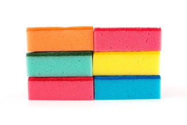 Beyaz arka planda renkli süngerler. Daireyi temizlemek için.