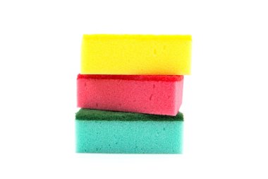 Beyaz arka planda bulaşık yıkamak için üç renkli sünger.
