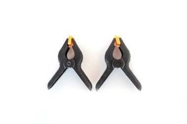 Beyaz arkaplanda klipler, tutucular.