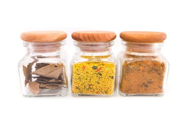 Beyaz arkaplandaki kavanozlardaki baharatlar