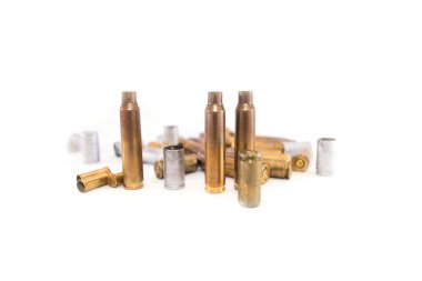 Beyaz arkaplanda çekim yapmak için boş mermiler.