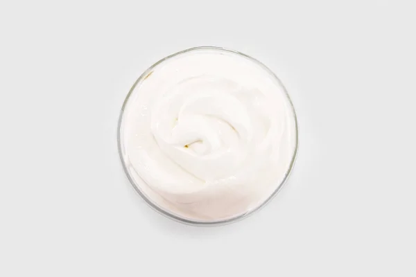 Saure Sahne Einem Glasteller Mayonnaise Joghurt Isoliert Auf Weißem Hintergrund — Stockfoto