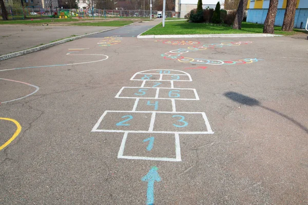 Çocuk oyunu asfalta tebeşirle çizilmiş. Oyun klasikleri