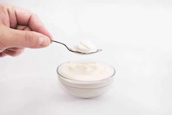 Einen Teller Mit Saurer Sahne Joghurt Oder Sauce Hand Hält — Stockfoto