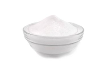 Beyaza izole edilmiş kabartma tozuyla dolu cam kase.