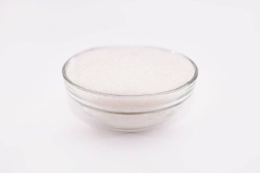 Şeker - beyaz zemin üzerinde cam bir kase içinde kum