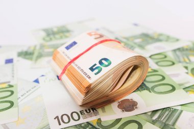 50 avroluk banknotlar ve elastik bir bant.