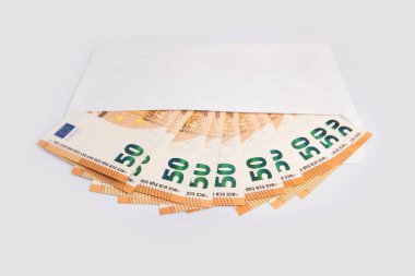 Beyaz arka planda beyaz bir zarf içinde 50 euro banknot.