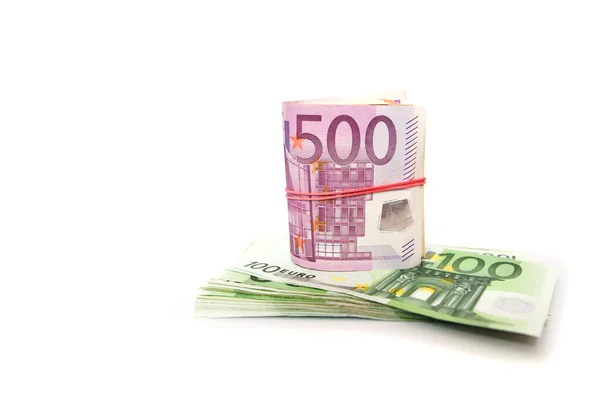 500ユーロは 白い背景にゴムバンドと100ユーロのスタックで結ばれました コピースペース 金融の概念 — ストック写真