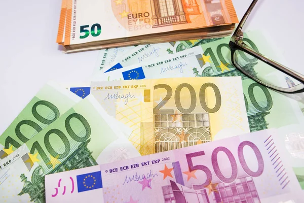 Großaufnahme Von 200 Euro Sichtbar Durch Die Brillengläser Finanzkonzept — Stockfoto