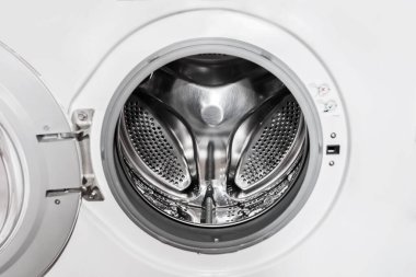 Bir çamaşır makinesinin açık varilini kapat..