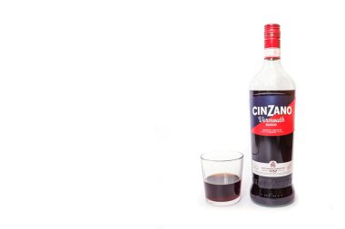 Kiev, Ukrayna - 24 Nisan 2021: Beyaz arka planda izole edilmiş bir şişe İtalyan Cinzano Rosso vermut ve cam. Uzayı kopyala Metnin için yer.