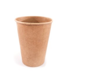 Beyaz arka planda tek kullanımlık kağıt bardak. Uzayı kopyala Metnin için yer.