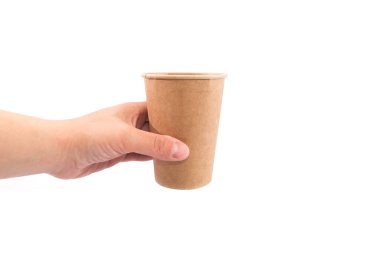 Beyaz arka planda tek kullanımlık kağıt bardak. Boşluğu kopyala.