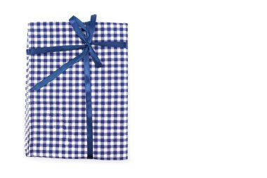 Beyaz zemin üzerinde yay olan katlanmış havlu ya da masa örtüsü. Boşluğu kopyala.