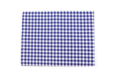 Beyaz arkaplanda katlanmış havlu ya da masa örtüsü var. Yukarıdan görüntüle.