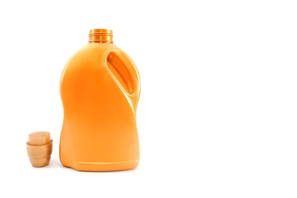 白い背景に隔離されたオレンジボトルの洗剤 スペースのコピー — ストック写真