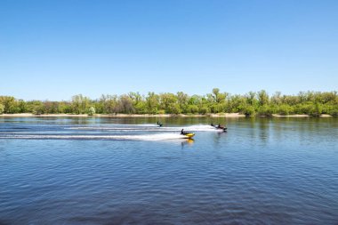 Motorlu tekneler Kiev 'deki Dinyeper Nehri' nden geçiyor..