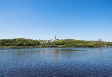 Kiev, Ukrayna - 11 Mayıs 2021: Dinyeper 'den Lavra ve Anavatan' a bakış. Güzel manzara